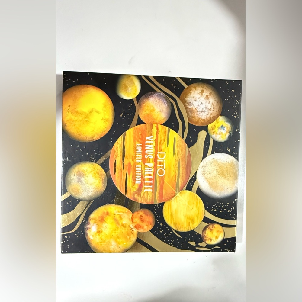 VENUS Cosmic Eyeshadow Palette